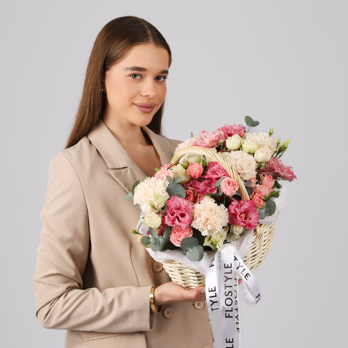 korzina nezhnaya iz kustovyh roz i eustomy 5-5